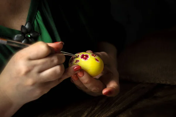 Frohe Ostern Weibliche Hände Bemalen Eier Mit Floralen Mustern Vorbereitung — Stockfoto