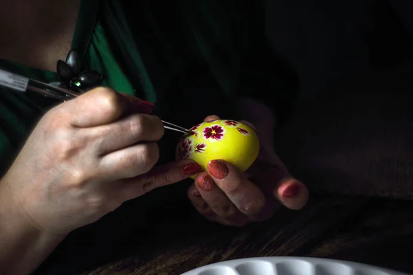 Weibliche Hände Bemalen Ostereier Künstler Bemalt Ein Osterei Eier Für — Stockfoto