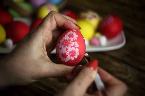 一个女人的手的特写画一个复活节彩蛋 画复活节彩蛋彩绘彩蛋庆祝复活节 快乐的复活节 低调点 — 图库照片