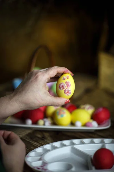 女人的手拿着花纹的蛋 准备复活节 画家画复活节彩蛋 有选择的重点 复制空间 纵向方向 — 图库照片
