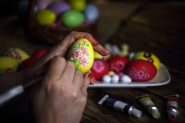 Donna Mani Pittura Uova Con Motivi Floreali Prepararsi Pasqua Artista — Foto Stock