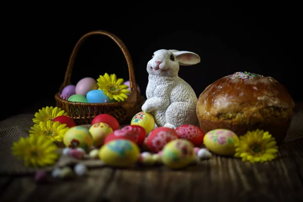 Geleneksel Tatil Kompozisyonu Paskalya Yumurtalarını Ortodoks Tatlı Ekmeğiyle Koyu Ahşap — Stok fotoğraf