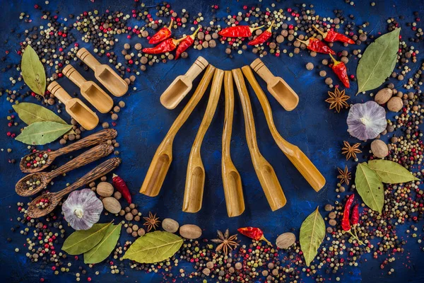 Verschiedene Gewürze Und Kochlöffel Auf Dunkelblauem Hintergrund Kochen Zuhause Bunte Stockbild