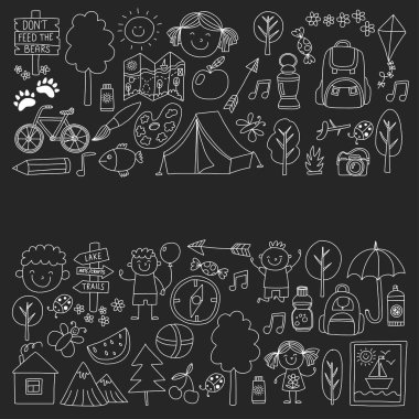 Yaz kampı çocuklar, çocuk oyunları, kamp çocuklar hiking, şarkı, Balık tutma, yürüme, çizim, okul yaz advetures sonra eğleniyor