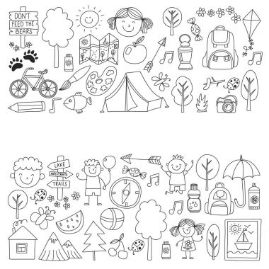 Yaz kampı çocuklar, çocuk oyunları, kamp çocuklar hiking, şarkı, Balık tutma, yürüme, çizim, okul yaz advetures sonra eğleniyor