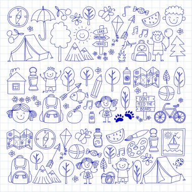 Yaz kampı çocuklar, çocuk oyunları, kamp çocuklar hiking, şarkı, Balık tutma, yürüme, çizim, okul yaz advetures sonra eğleniyor