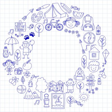 Yaz kampı çocuklar, çocuk oyunları, kamp çocuklar hiking, şarkı, Balık tutma, yürüme, çizim, okul yaz advetures sonra eğleniyor