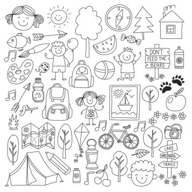 Yaz kampı çocuklar, çocuk oyunları, kamp çocuklar hiking, şarkı, Balık tutma, yürüme, çizim, okul yaz advetures sonra eğleniyor