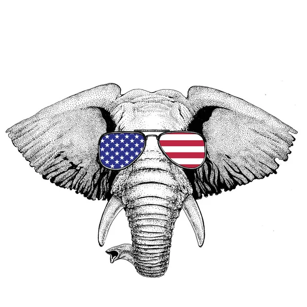 Illustrazione disegnata a mano di elefante africano o indiano per tatuaggio, e — Foto Stock