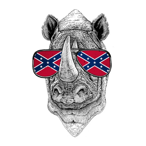 Rhinoceros, nosorožec brýle s národní vlajkou Konfederované státy americké Usa označit brýle divoké zvíře pro triko, plakát, odznak, banner, emblém, logo — Stock fotografie