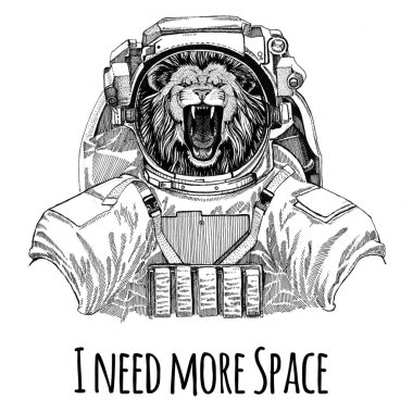 Aslan giyen uzay giysisi vahşi hayvan astronot uzay adamı Galaxy keşif el illüstrasyon t-shirt için çizilmiş