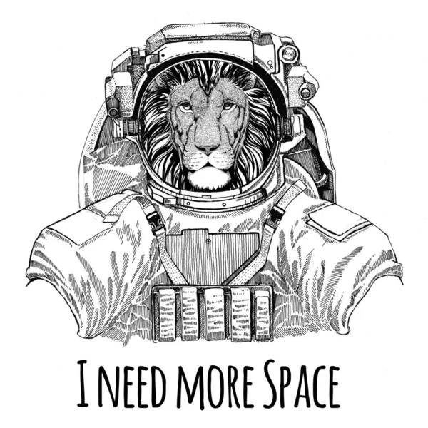Vadon élő oroszlán viselt űrruhát vadon élő állat űrhajós űrhajós galaxis feltárása kézzel rajzolt ábrán a póló — Stock Fotó