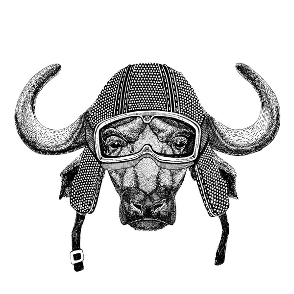 Buffalo, touro, boi usando capacete de motocicleta vintage Tatuagem, emblema, emblema, logotipo, patch, t-shirt — Fotografia de Stock