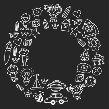 Anaokulu anaokulu okul öncesi eğitim çocuk ile desen oyun Doodle ve simgeler alanı, Macera, keşif, hayal gücü kavramı Blackboard tebeşir resim çizim kız ve erkek çocuklar çalışma