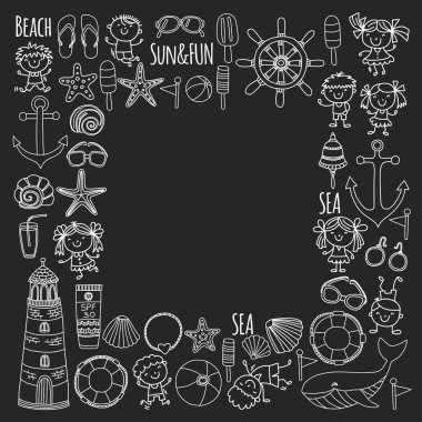 Beach çocuk anaokulu veya okul tatil küçük çocukları, çocuk odası, deniz, okyanus, deniz feneri ile ayarlayın. Erkek ve kız Doodle simgeler ve desenler vektör