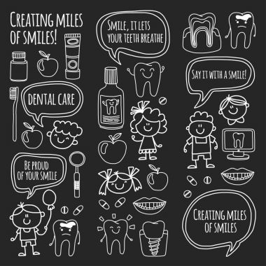 Çocuk denistry Okulu, anaokulu, kreş çocuklar sağlıklı dişlere sahip. Gülümsüyor, diş fırçası, mutlu erkek ve kız diş tedavi tıp acısız