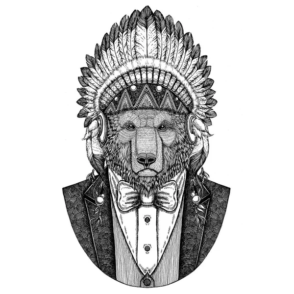 Oso marrón oso ruso animal salvaje con sombrero de inidan, vestido de cabeza con plumas Imagen dibujada a mano para tatuaje, camiseta, emblema, insignia, logotipo, parche —  Fotos de Stock