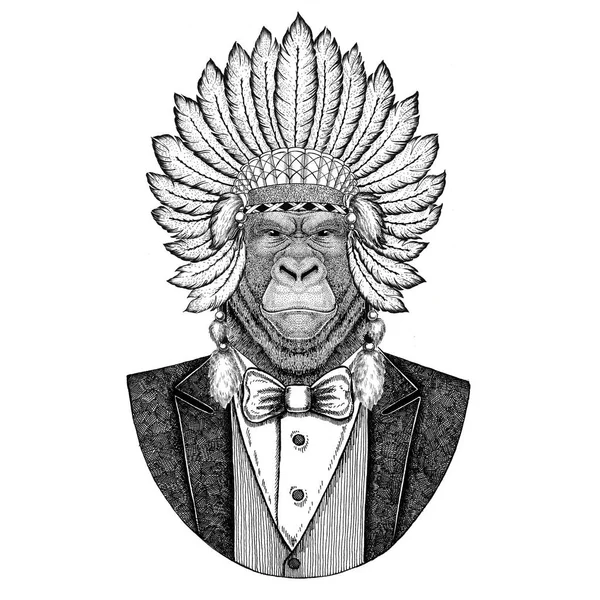 Gorille, singe, singe Animal sauvage portant un chapeau inidan, robe de tête avec des plumes Image dessinée à la main pour tatouage, t-shirt, emblème, insigne, logo, patch — Photo