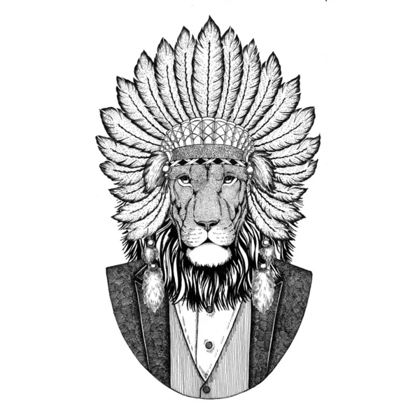 Wild Lion Animal salvaje con sombrero de inidan, vestido de cabeza con plumas Imagen dibujada a mano para tatuaje, camiseta, emblema, insignia, logotipo, parche — Foto de Stock