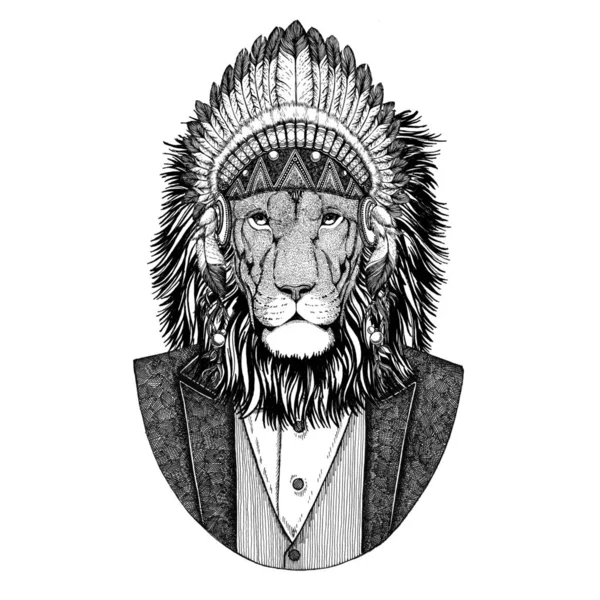 Dzikie zwierzęta na lew dzikich noszenia inidan kapelusz, szef sukienka z piór ręcznie rysowane obrazu dla t-shirt, godło, odznaka, logo, tatuaż, patch — Zdjęcie stockowe