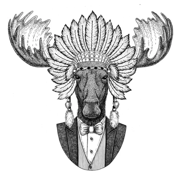 Alce, alce Animal selvagem usando chapéu inidan, vestido de cabeça com penas Imagem desenhada à mão para tatuagem, t-shirt, emblema, crachá, logotipo, patch — Fotografia de Stock