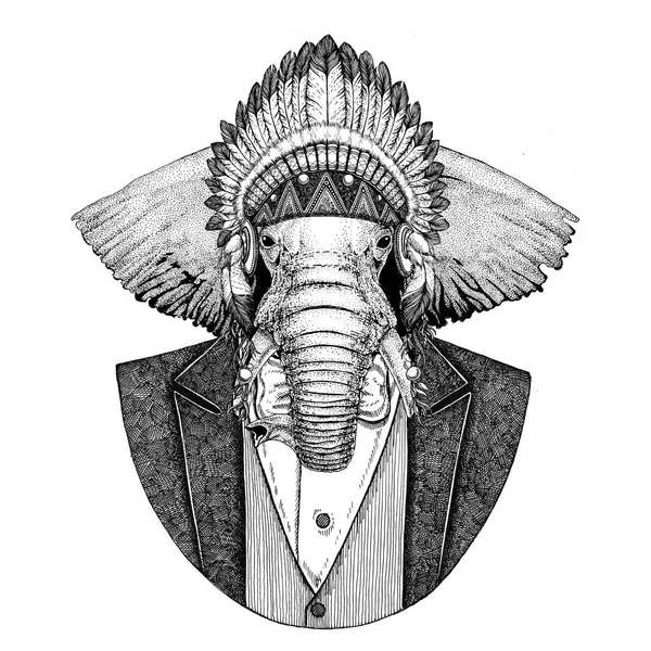 Elefante africano ou indiano Animal selvagem usando chapéu de inidan, vestido de cabeça com penas Imagem desenhada à mão para tatuagem, t-shirt, emblema, crachá, logotipo, patch — Fotografia de Stock