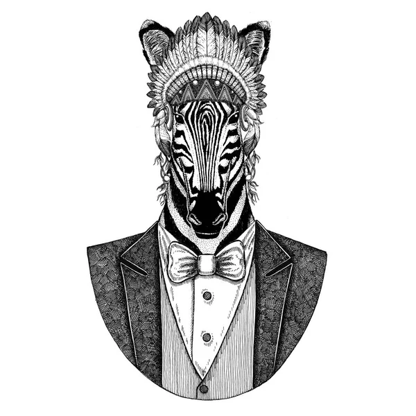 Zebra Cavalo Animal selvagem usando chapéu inidan, vestido de cabeça com penas Imagem desenhada à mão para tatuagem, t-shirt, emblema, crachá, logotipo, patch — Fotografia de Stock