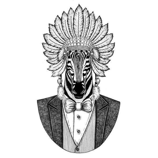 Zebra Cavalo Animal selvagem usando chapéu inidan, vestido de cabeça com penas Imagem desenhada à mão para tatuagem, t-shirt, emblema, crachá, logotipo, patch — Fotografia de Stock