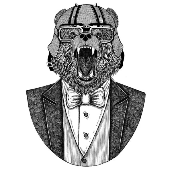 Orso bruno. Orso russo. Giacca con papillon e casco biker o casco aviatior. Biker elegante, motociclista. Immagine disegnata a mano per tatuaggio, t-shirt, emblema, distintivo, logo, patch — Foto Stock