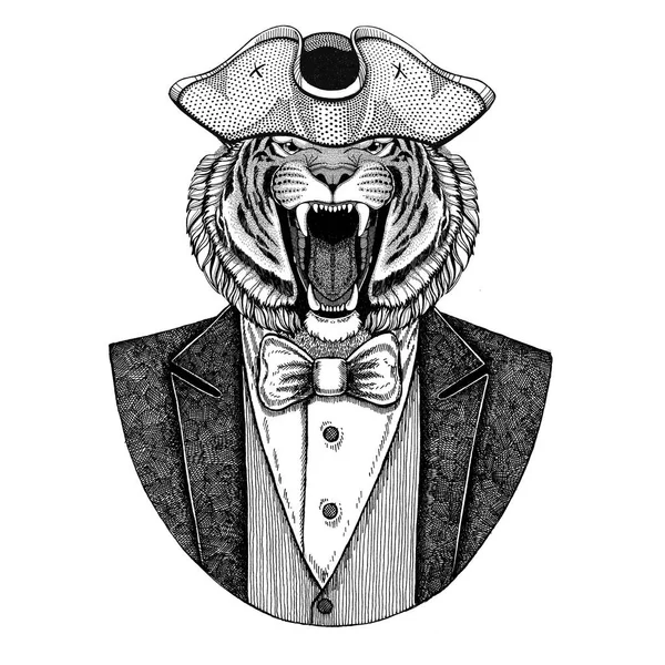 Tigre salvaje Animal con sombrero amartillado, tricornio Imagen dibujada a mano para tatuaje, camiseta, emblema, insignia, logotipo, parches — Foto de Stock