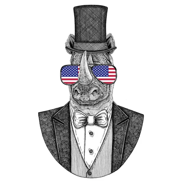 Neushoorn, rhino. Dier vest met ' bow-tie en silk hoed, beaver hat, cilinder hoge hoed dragen. Elegante vintage dier. Afbeelding voor tattoo, t-shirt, embleem, badge, logo, patch — Stockfoto