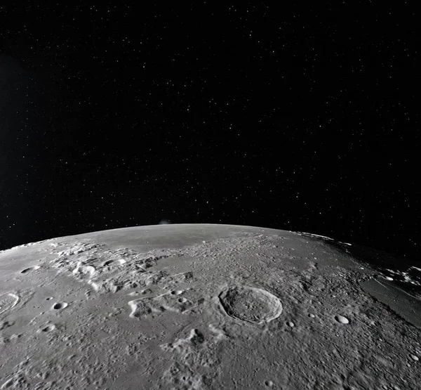 Powierzchni Księżyca. Realistyczne 3d render księżyc i przestrzeni. Przestrzeń i planety. Satelitarnych. Mgławica. Gwiazdy. Elementy tego obrazu dostarczone przez Nasa. — Zdjęcie stockowe