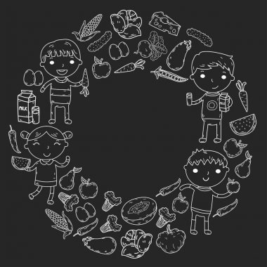 Anaokulu anaokulu okul öncesi çocuklara sağlıklı gıda erkek ve kız ile meyve ve sebze ye. Çocuk kafe, menü, Restoran. Vitaminler.