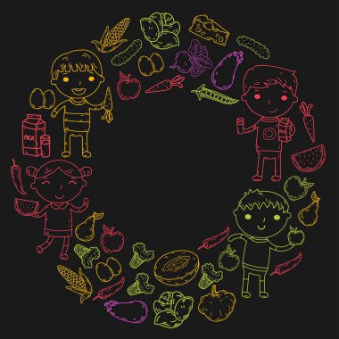 Anaokulu anaokulu okul öncesi çocuklara sağlıklı gıda erkek ve kız ile meyve ve sebze ye. Çocuk kafe, menü, Restoran. Vitaminler.