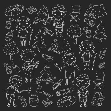 Kamp. Yaz tatili. Oğlanlar ve kızlar. Anaokulu Çocuk. Okulu öğrenci öğrencileri. Genç izci. Ahşap. Orman. Yangın. Macera ve keşif.