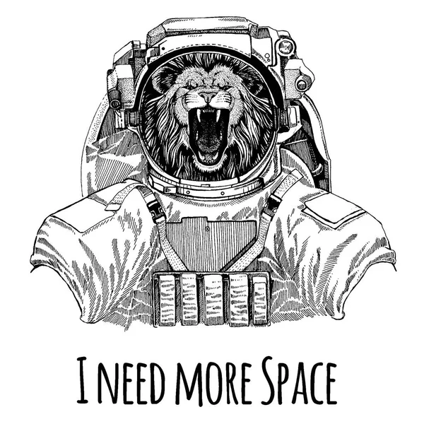Animal salvaje. Gato salvaje. León. Astronauta. Traje espacial. Imagen dibujada a mano de león para tatuaje, camiseta, emblema, insignia, logotipo, parche, póster de jardín de infantes, ropa para niños — Vector de stock