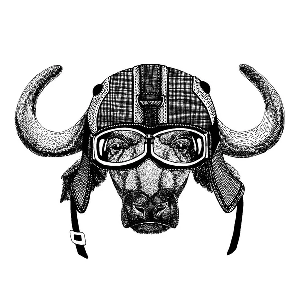 Buffel, tjur, oxdjur med motorcykelhjälm. Bild för dagis barnkläder, barn. T-shirt, tatuering, emblem, badge, logo, patch — Stock vektor