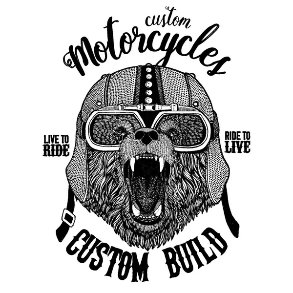 Urso Biker, animal da motocicleta. Imagem desenhada à mão para tatuagem, emblema, crachá, logotipo, patch, t-shirt —  Vetores de Stock