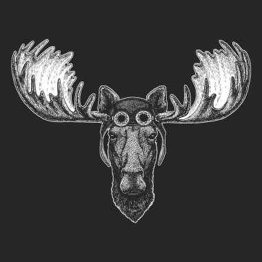 Moose, elk el dövme, amblem, rozet, logo, yama, havacı, motosiklet, motosiklet kask giyiyor t-shirt serin hayvan için çizilen illüstrasyon.
