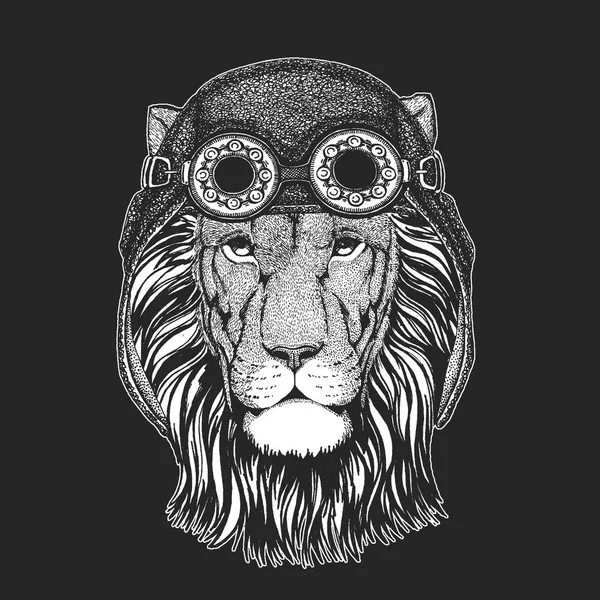Wild lion Image dessinée à la main pour tatouage, emblème, insigne, logo, patch, t-shirt Cool animal portant aviateur, moto, casque de motard . — Image vectorielle