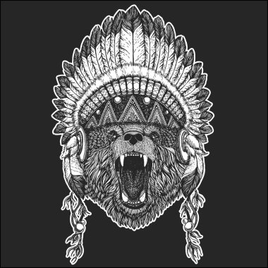 Serin hayvan giyen Kızılderili Hint headdress dövme, amblem, rozet, logo, yama için tüyler Boho chic tarzı el çizilmiş görüntü ile ayı