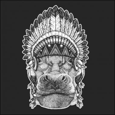 Su aygırı, su aygırı, behemoth, nehir-at serin hayvan dövme, logo, amblem, rozet için tüyler Boho chic tarzı el çizilmiş görüntü ile Kızılderili Hint headdress giyiyor yama