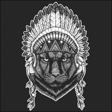 Panter Puma Cougar vahşi kedi serin hayvan tüyleri Boho chic tarzı el ile Kızılderili Hint headdress giyiyor dövme, amblem, rozet, logo, yama için resmi çizilmiş