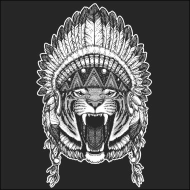 Vahşi Kaplan hayvan giyen Kızılderili Hint headdress dövme, amblem, rozet, logo, yama için tüyler Boho chic tarzı el çizilmiş görüntü ile Cool