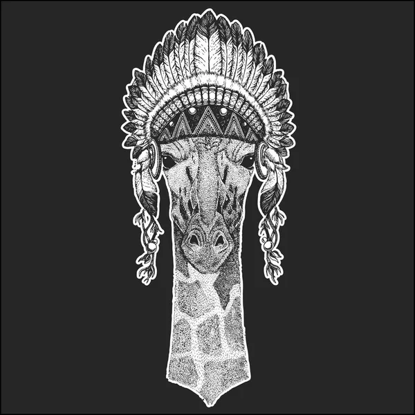Camelopard, girafa Animal legal vestindo nativo americano indígena cobertura para a cabeça com penas Boho estilo chique Imagem desenhada à mão para tatuagem, emblema, crachá, logotipo, patch — Vetor de Stock