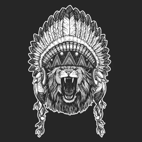 Animal salvaje Animal fresco que usa tocado indio nativo americano con plumas Estilo boho chic Imagen dibujada a mano para tatuaje, emblema, insignia, logotipo, parche — Vector de stock