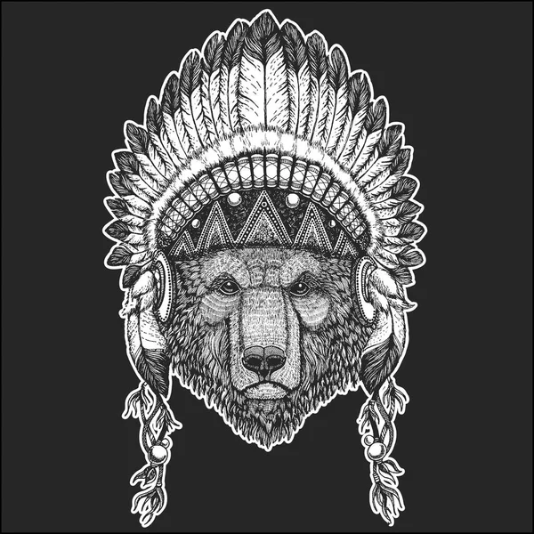 Urso marrom Animal legal vestindo nativo americano indígena cobertura para a cabeça com penas Boho estilo chique Imagem desenhada à mão para tatuagem, emblema, crachá, logotipo, patch —  Vetores de Stock
