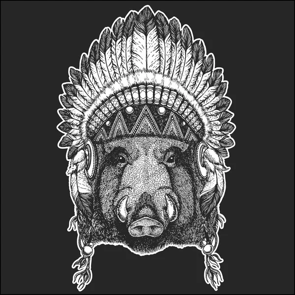Aper, javali, javali, javali Animal fresco vestindo nativo americano cobertura para a cabeça indígena com penas Boho estilo chique Imagem desenhada à mão para tatuagem, emblema, emblema, logotipo, patch —  Vetores de Stock