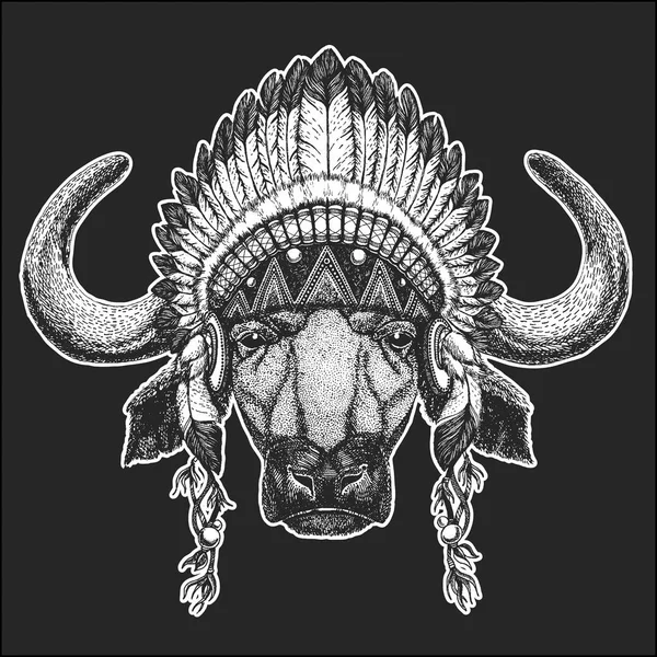 Buffalo, toro, buey Animal fresco con tocado indio nativo americano con plumas Estilo boho chic Imagen dibujada a mano para tatuaje, emblema, insignia, logotipo, parche — Vector de stock