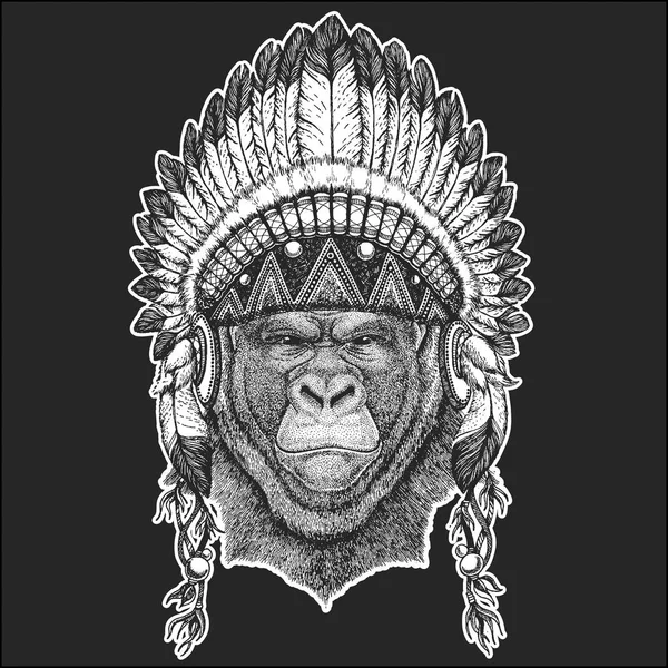 Gorilla, aap, ape Frightful dierlijke Cool dier dragen van native american Indiaanse hoofdtooi met veren Boho chique stijl Hand getekende afbeelding voor tattoo, badge, embleem en logo, patch — Stockvector